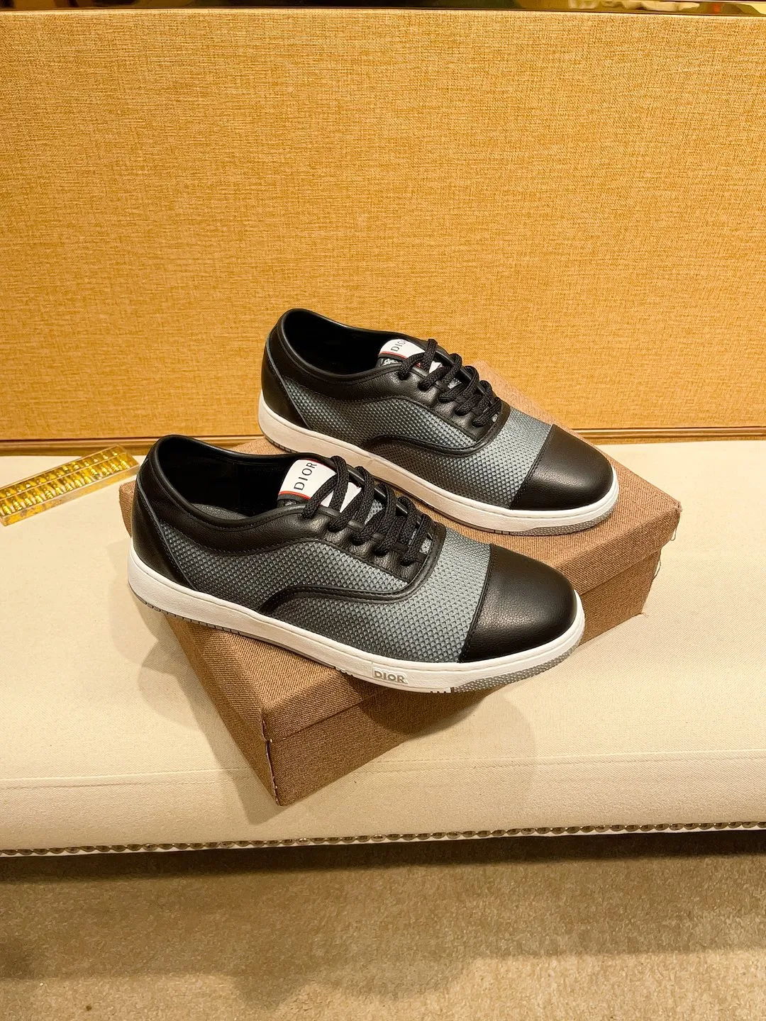 Factory price 420🔥[Dior] Dior’s new model is carefully crafted and set off the audience! An international brand that continues to innovate. This men's all-season casual shoe is the original version. The upper is made of cowhide material and the leather feet are super lightweight. The outsole is ultra-light and non-slip. It is breathable and comfortable and the quality speaks for itself. Color: Multiple colors available. Size: 38-44 (45 customized)